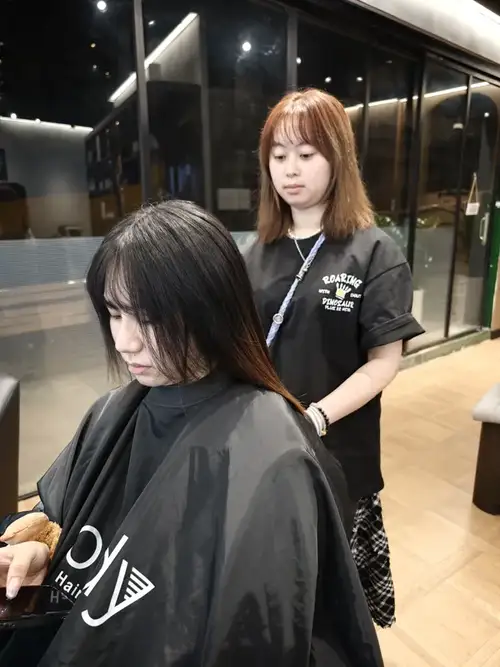 Canvas Academy 女學員實操練習剪髮技術